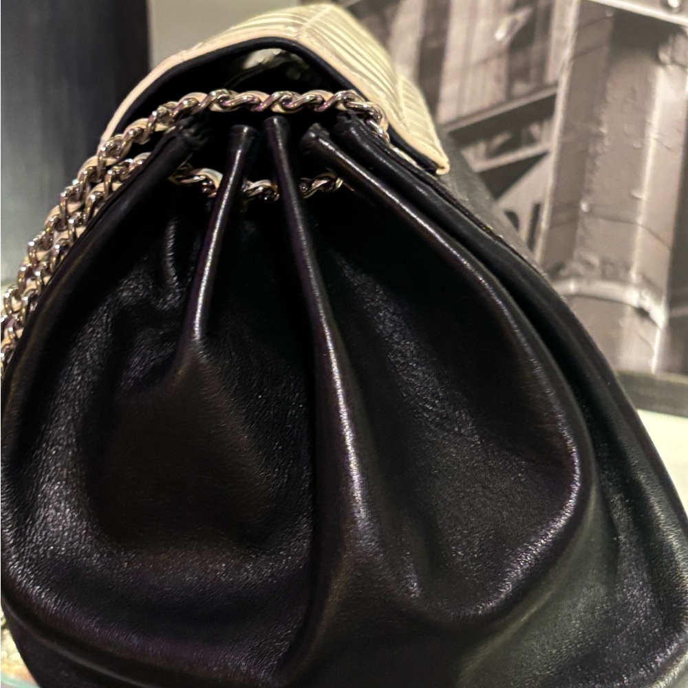 CHANEL Black and Cream Shoulder Bag - Picture 6 of 16